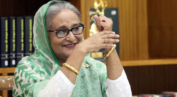 চা শ্রমিকদের দেয়া স্বর্ণের চুড়ি পরে প্রধানমন্ত্রীর উচ্ছ্বাস প্রকাশ